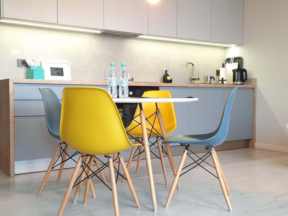 Kitchen or kitchenette, Dining area