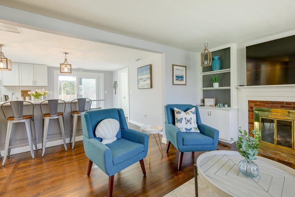Families Welcome! Home 2 Mi to Craigville Beach House in Centerville