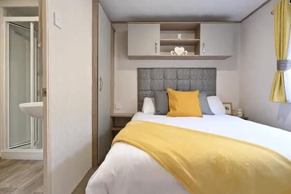 Coopers Beach 3-Bed Caravan Sleeps 8 & Pets Ok House in Mersea Island