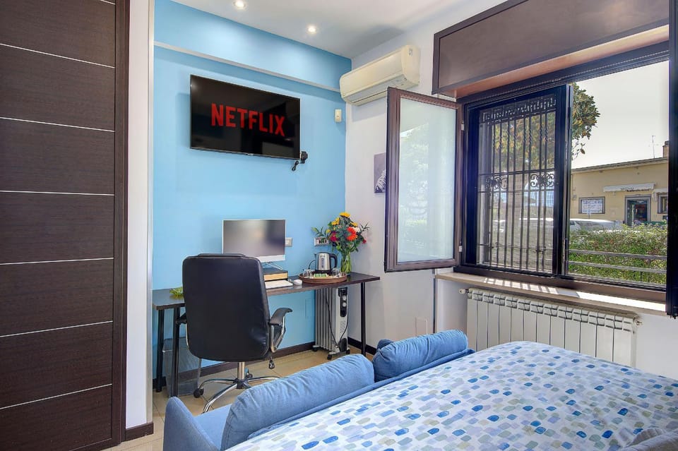 Bed, TV and multimedia, Living room, Photo of the whole room, Seating area, Bedroom