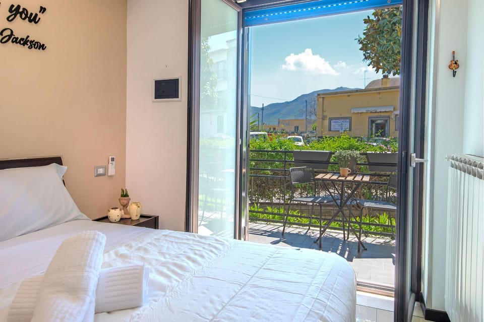 Spring, Bed, Day, Natural landscape, View (from property/room), Balcony/Terrace, Photo of the whole room, Bedroom