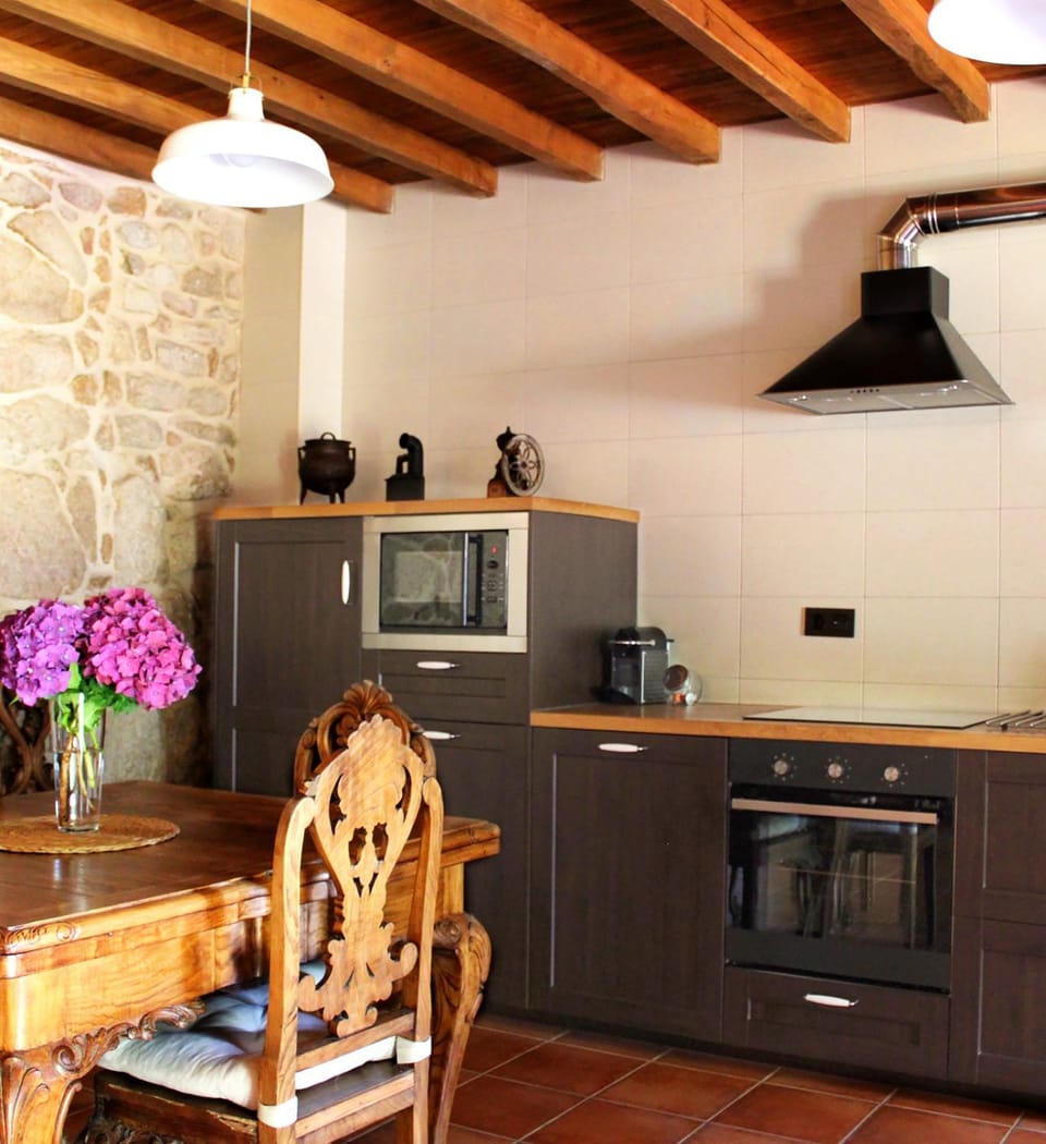 Kitchen or kitchenette, Dining area, minibar, pet friendly, stove, toaster