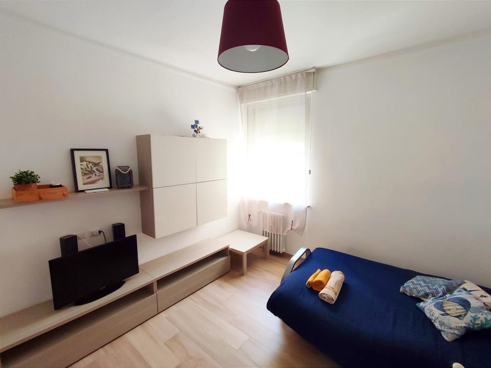 Bed, TV and multimedia, Photo of the whole room, Bedroom