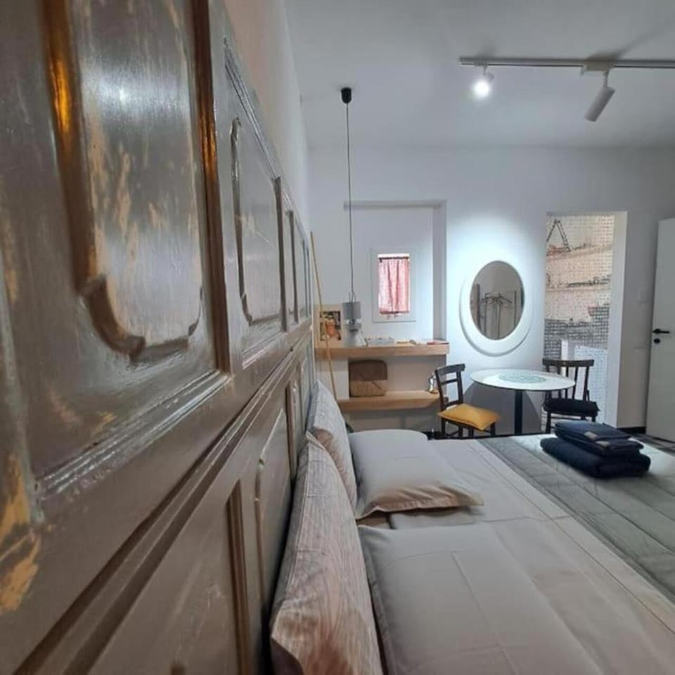 Bed, TV and multimedia, Photo of the whole room, Seating area, Bedroom, air conditioner