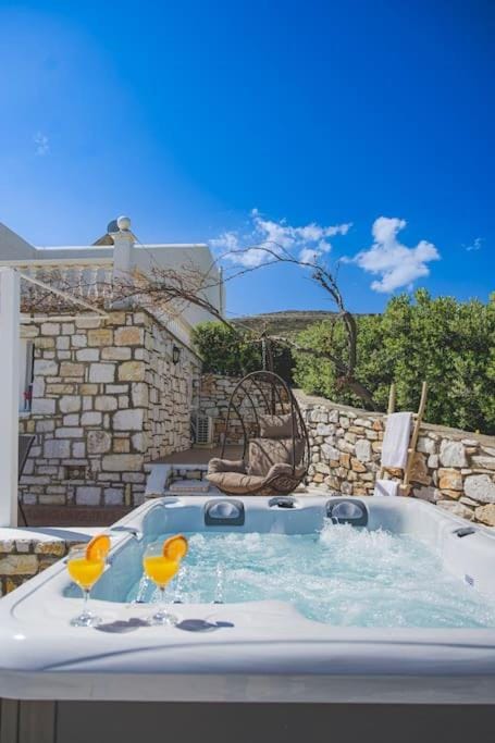 Irini's house with Jacuzzi House in Paros, Greece