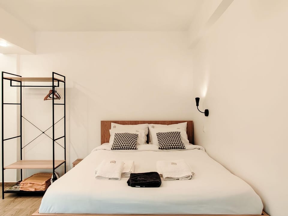 Bed, Bedroom, towels