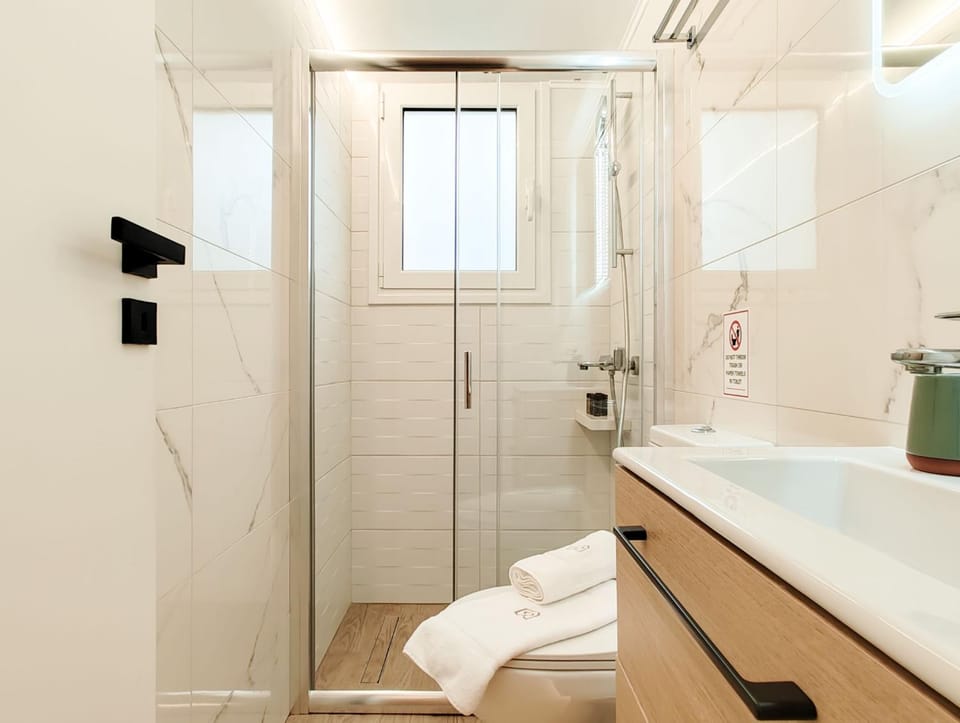 Shower, Toilet, Bathroom, towels
