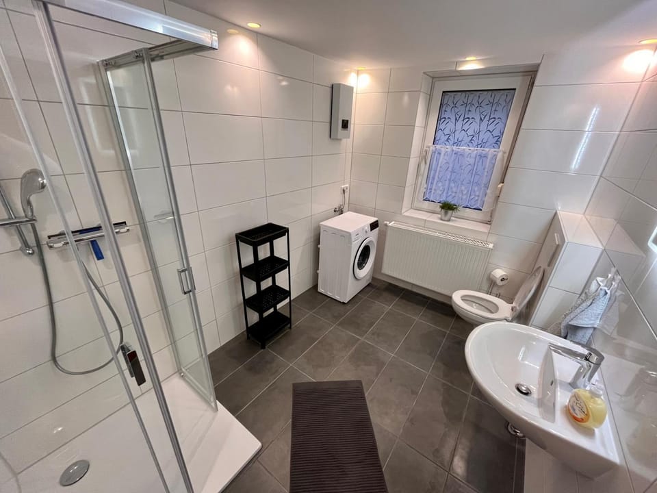 Shower, Toilet, Bathroom, towels, washing machine