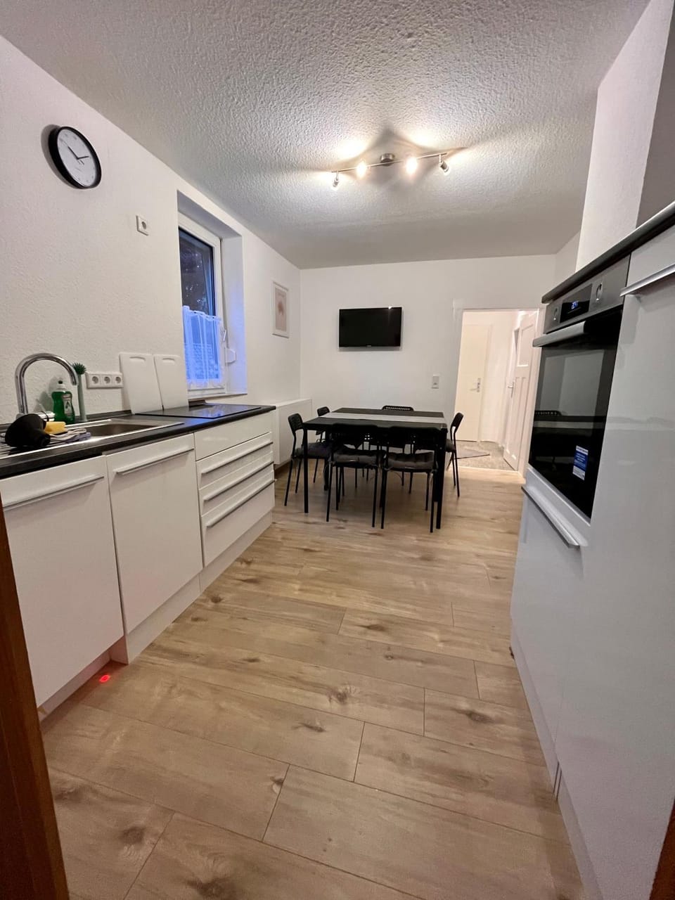 TV and multimedia, Kitchen or kitchenette, Dining area, dishwasher, oven, stove, kitchen