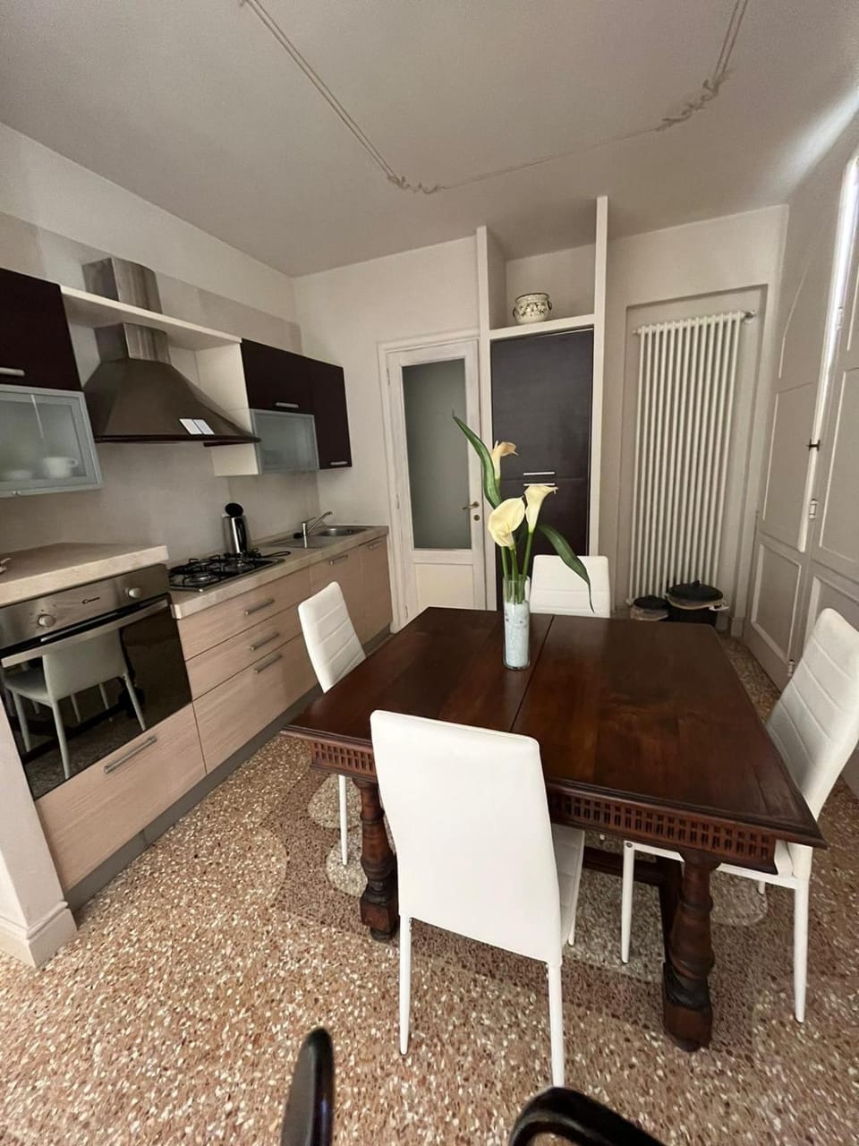 Kitchen or kitchenette, Dining area, stove