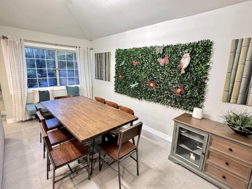 Rainforest Villa 4 Bedroom PoolSpa Walk2Disneyland House in Anaheim