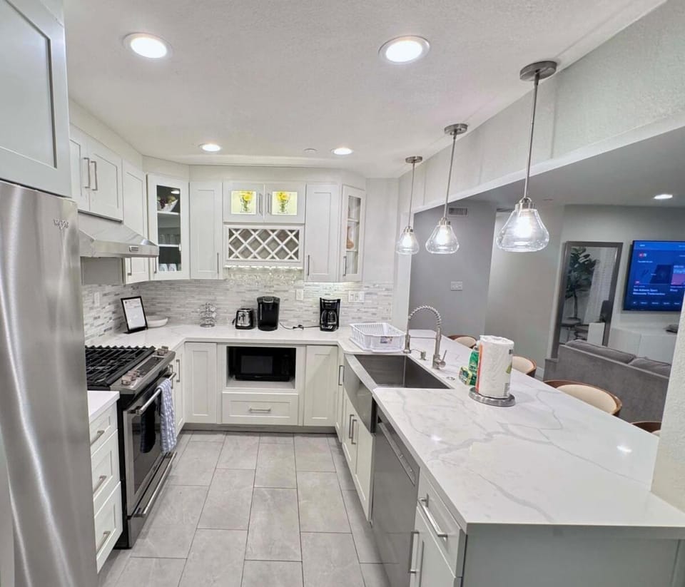 Rainforest Villa 4 Bedroom PoolSpa Walk2Disneyland House in Anaheim