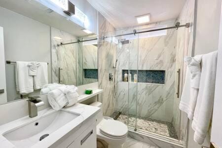 Rainforest Villa 4 Bedroom PoolSpa Walk2Disneyland House in Anaheim