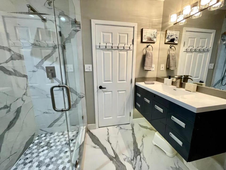 Orchard Villa Disneyland 5 Bedroom Pool Home Spa Villa in Anaheim