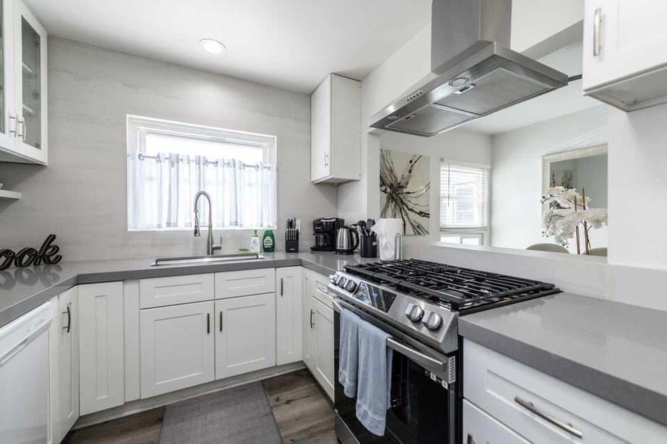 Spacious Disneyland 5 Bedroom 4 Bath House with Game Room Villa in Fullerton