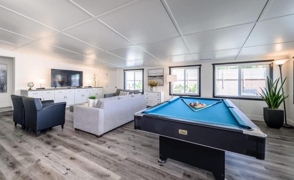 Spacious Disneyland 5 Bedroom 4 Bath House with Game Room Villa in Fullerton