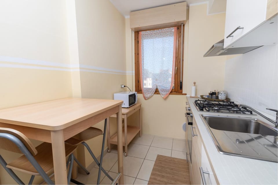 Kitchen or kitchenette, Dining area, stove