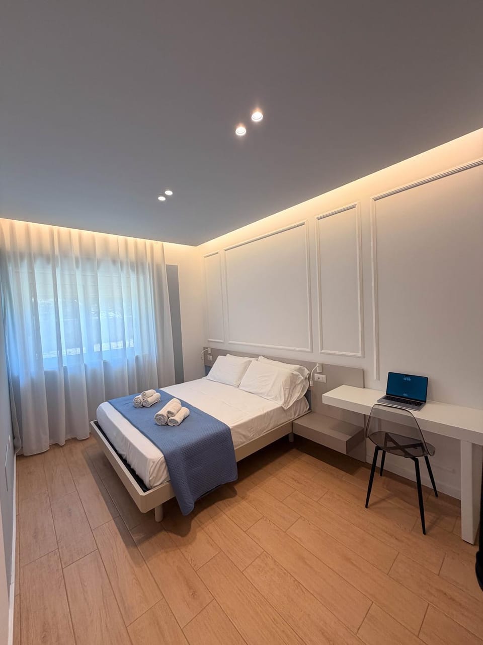 Bed, towels