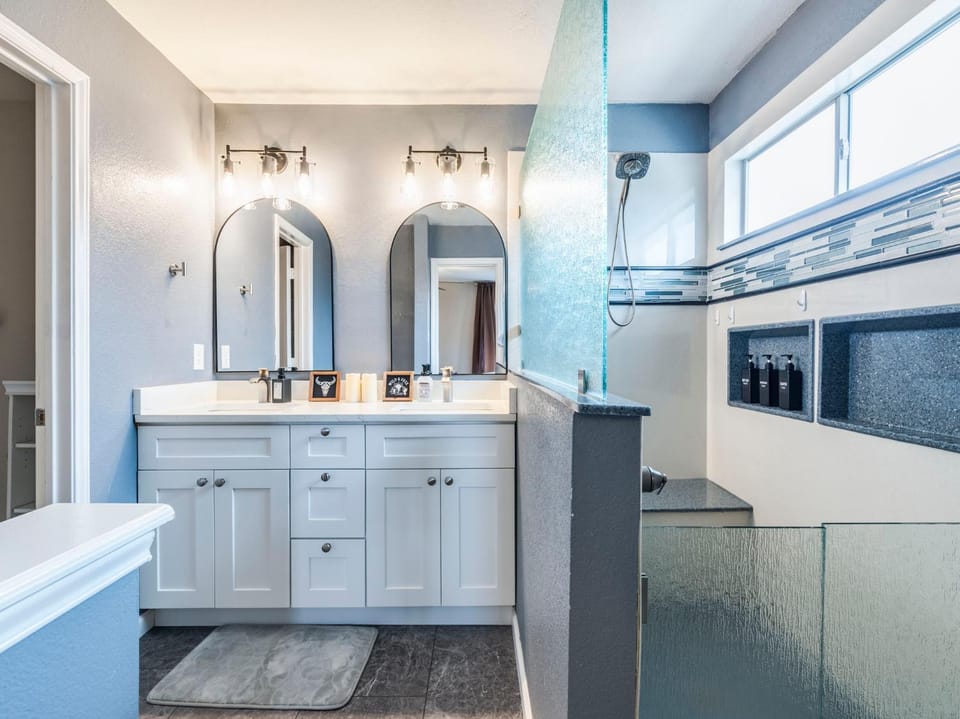 North ATX Paradise Oasis pool w Hot Tub 4BR 2 half BA House in Pflugerville