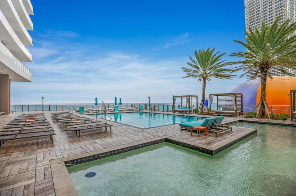 Day, Natural landscape, Pool view, Sea view, Swimming pool, sunbed