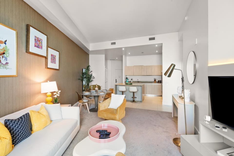 TV and multimedia, Living room, Photo of the whole room, Seating area, Dining area