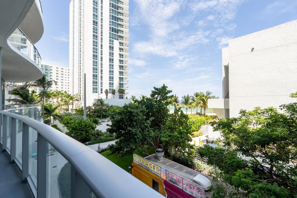 Property building, Day, Garden, View (from property/room), Balcony/Terrace, City view