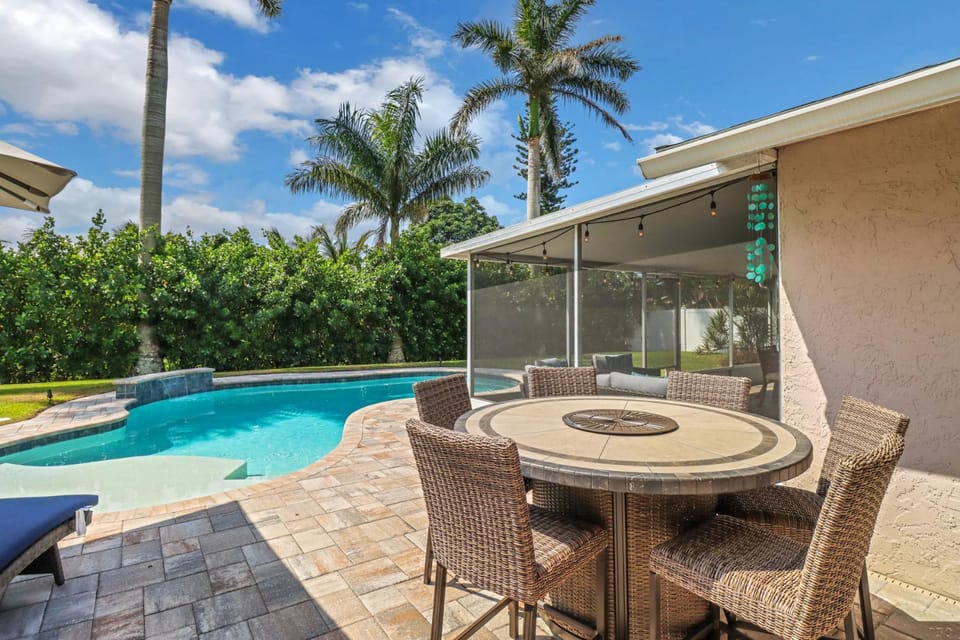 Pool Home Near Downtown, 5th Ave, Beaches & Pier House in Naples
