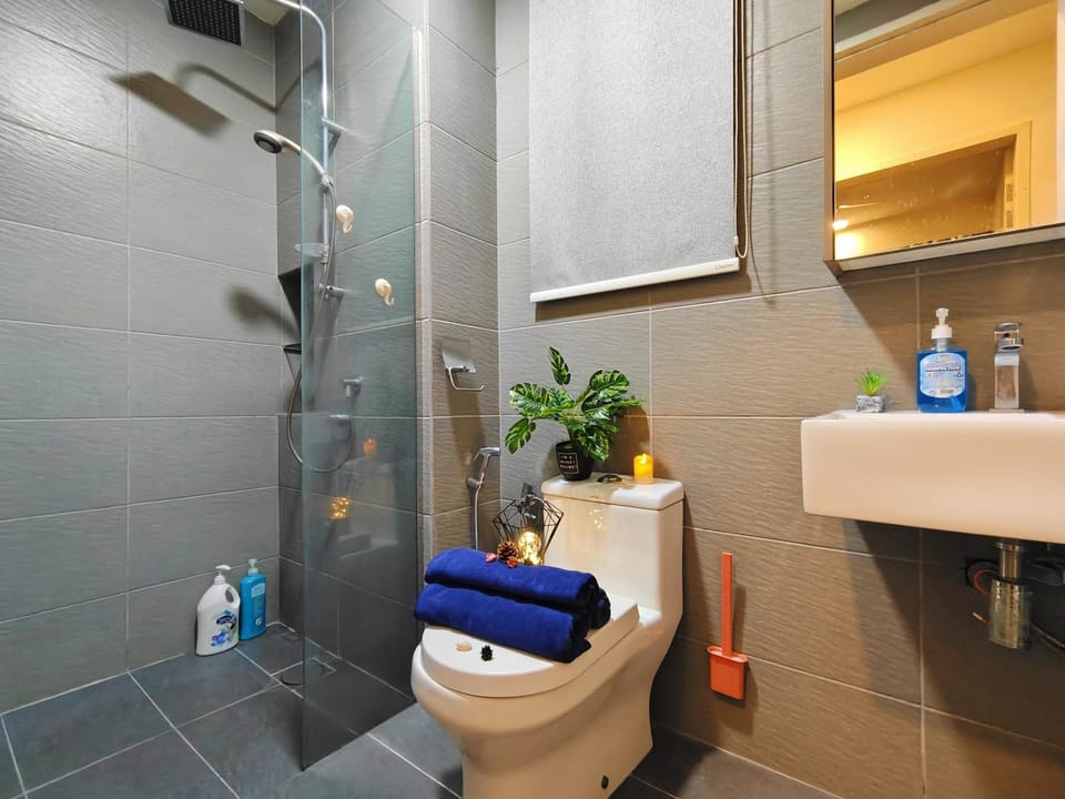 Shower, Toilet, towels