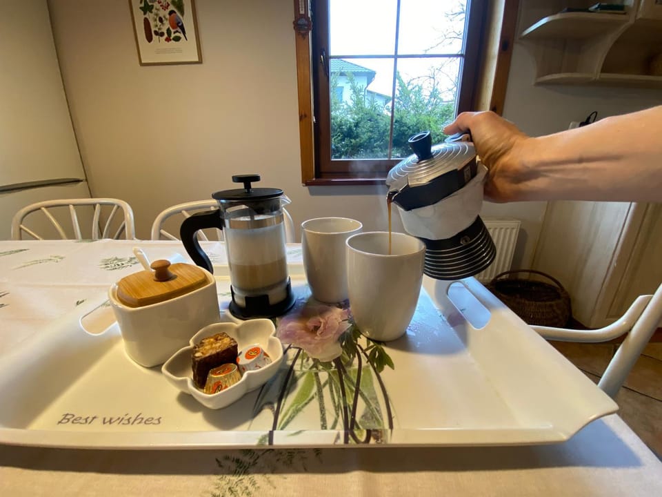 Coffee/tea facilities, Kitchen or kitchenette, Dining area, minibar