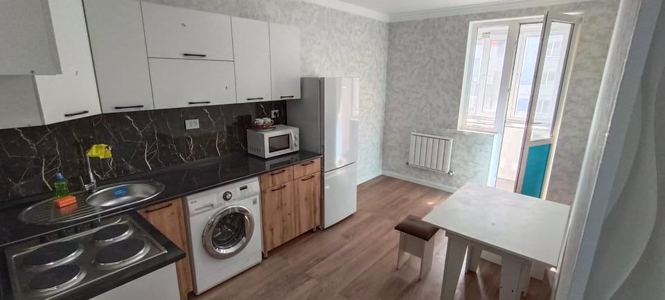 Kitchen or kitchenette, Dining area, minibar, stove, washing machine, dryer