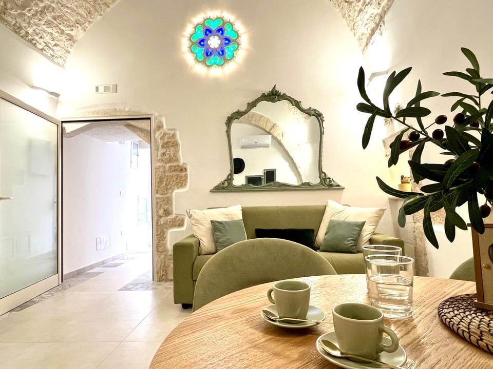 Coffee/tea facilities, Living room, Seating area, Dining area