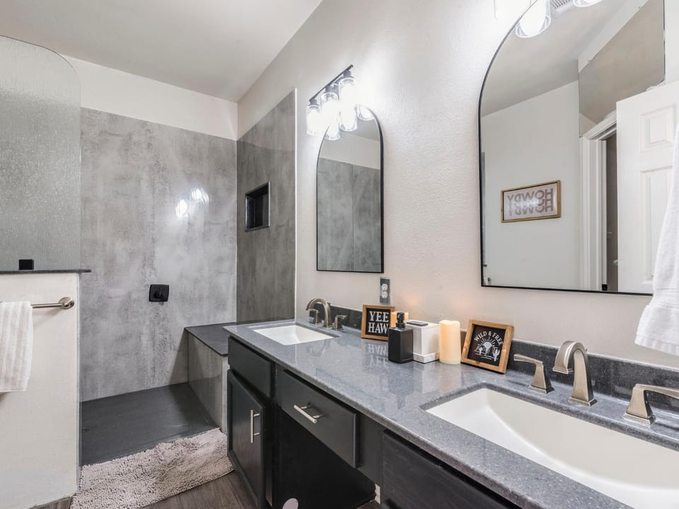 Urban Oasis North ATX , 5BR 2BA,Heated Pool Villa in Pflugerville