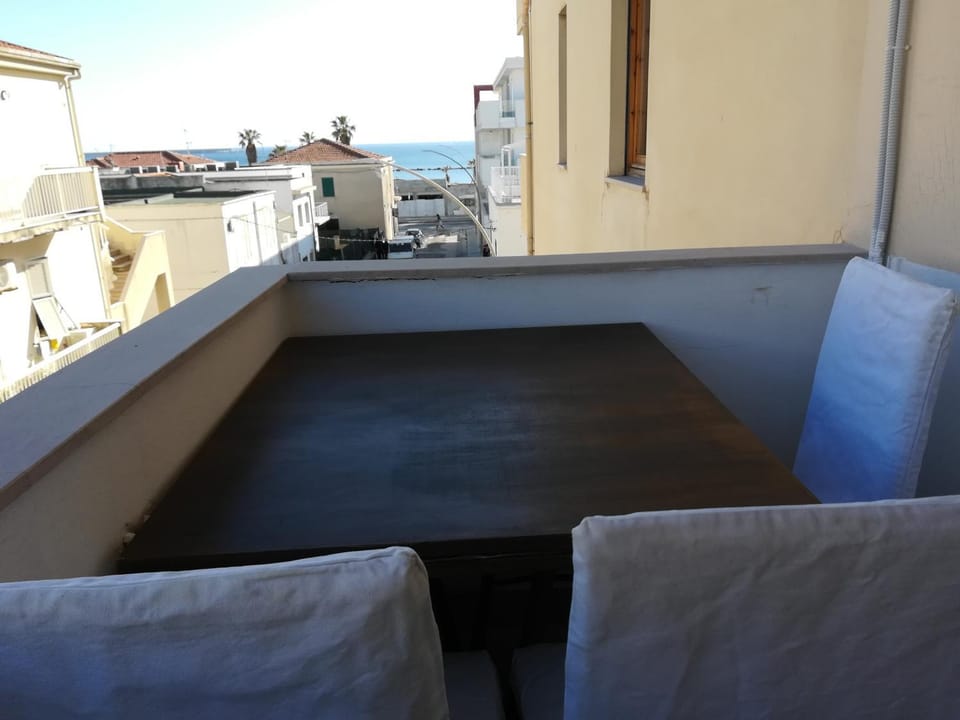 View (from property/room), Balcony/Terrace, Dining area, Sea view