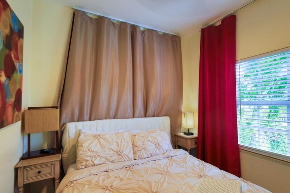 Suarez Art Stay 3BR Miami, Free Parking, Sleeps 7 House in Miami