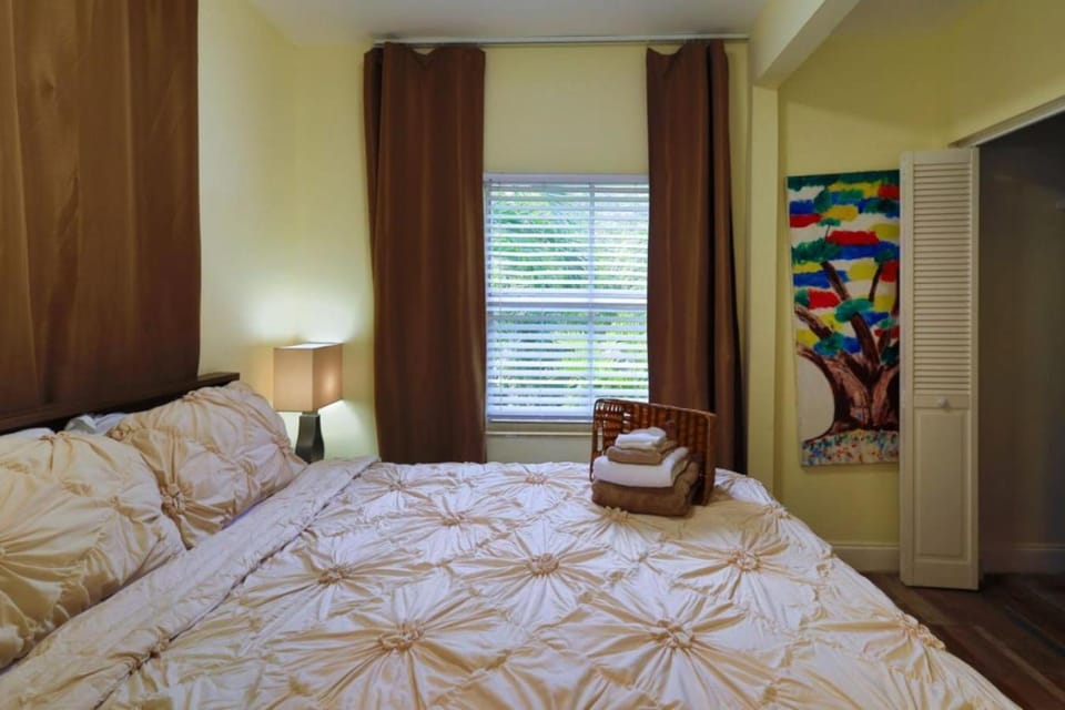 Suarez Art Stay 3BR Miami, Free Parking, Sleeps 7 House in Miami