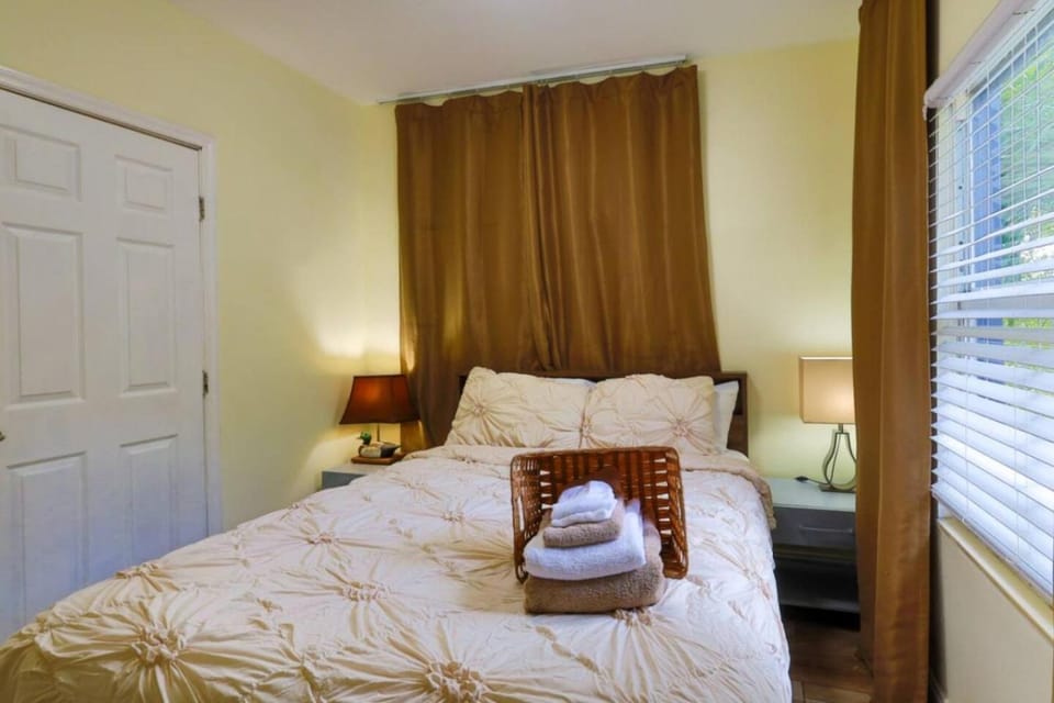Suarez Art Stay 3BR Miami, Free Parking, Sleeps 7 House in Miami