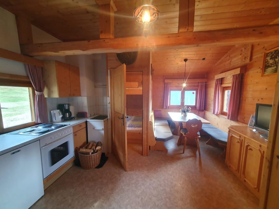TV and multimedia, Kitchen or kitchenette, Photo of the whole room, Dining area, pet friendly, stove
