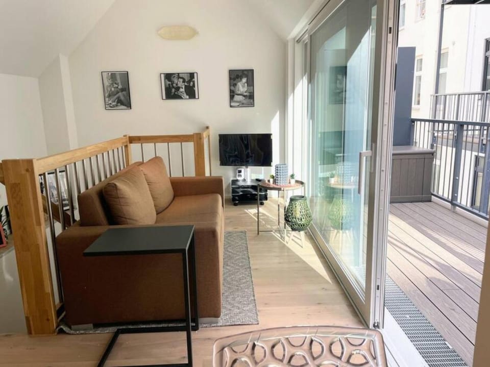 Communal lounge/ TV room, TV and multimedia, Balcony/Terrace, Living room, Seating area, Evening entertainment