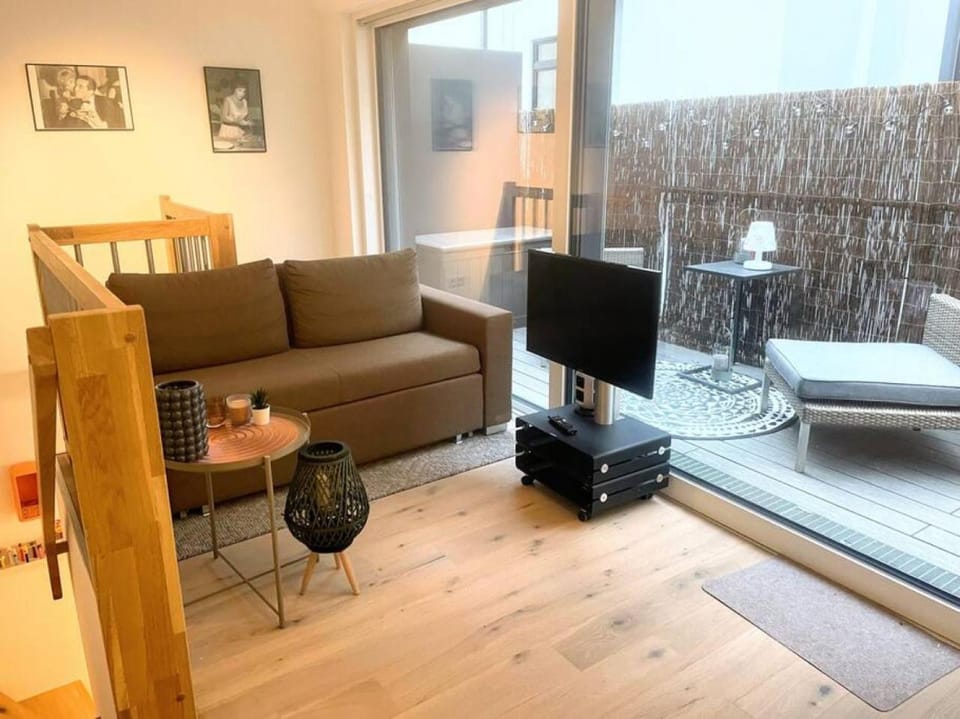 TV and multimedia, Living room, Seating area, Evening entertainment