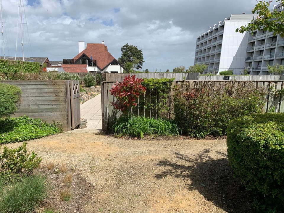 Rustig gelegen vakantiehuisje met zwembad op wandelafstand van zeedijk en jachthaven. House in Koksijde