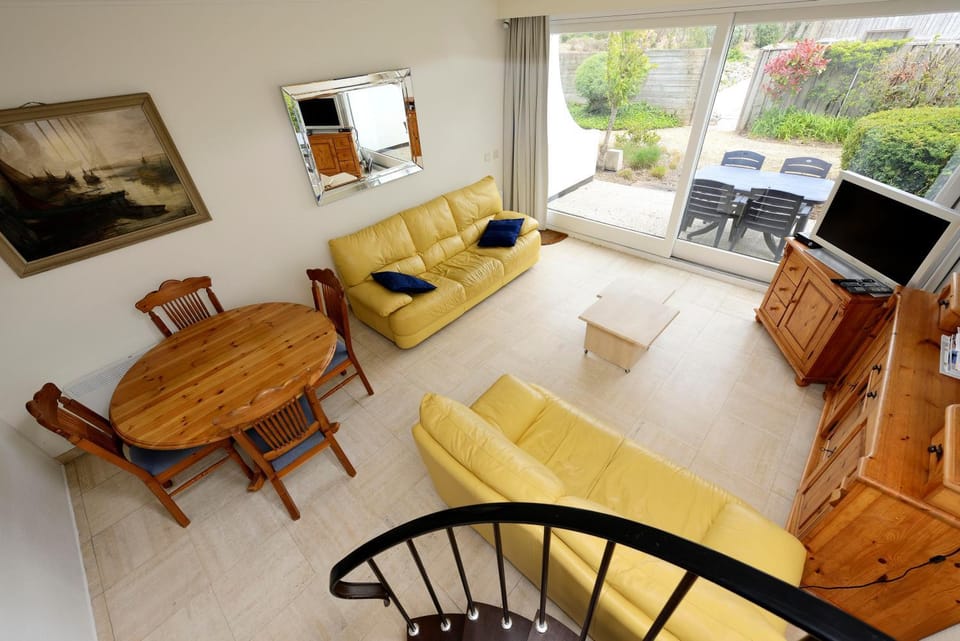 Rustig gelegen vakantiehuisje met zwembad op wandelafstand van zeedijk en jachthaven. House in Koksijde
