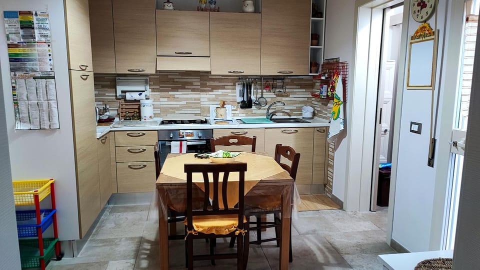 Kitchen or kitchenette, Dining area