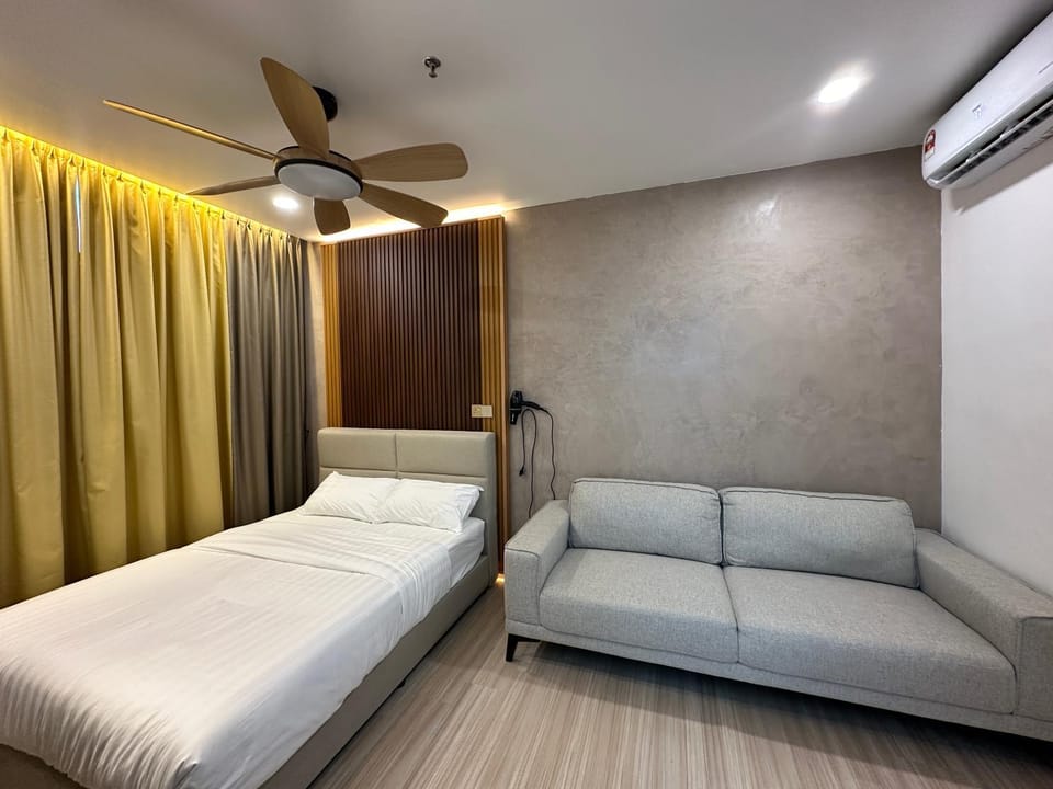 Bed, Living room, Photo of the whole room, Seating area, Bedroom, fireplace