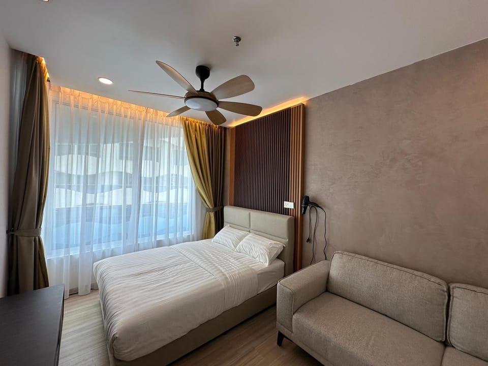 Bed, Living room, Photo of the whole room, Seating area, Bedroom, fireplace