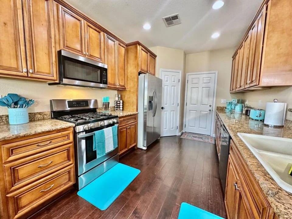 Kitchen or kitchenette, pet friendly, stove