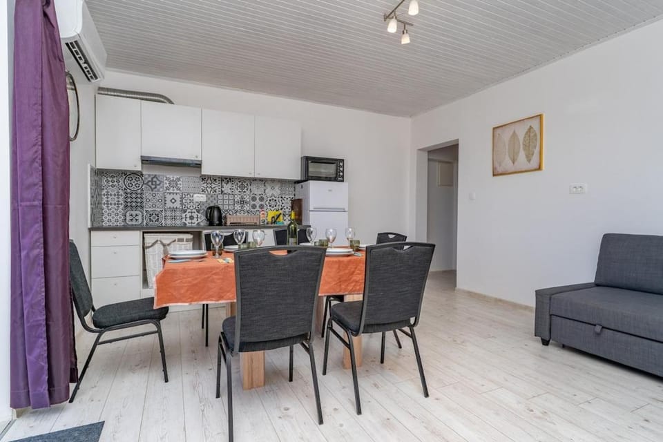 Kitchen or kitchenette, Living room, Seating area, Dining area, stove, air conditioner
