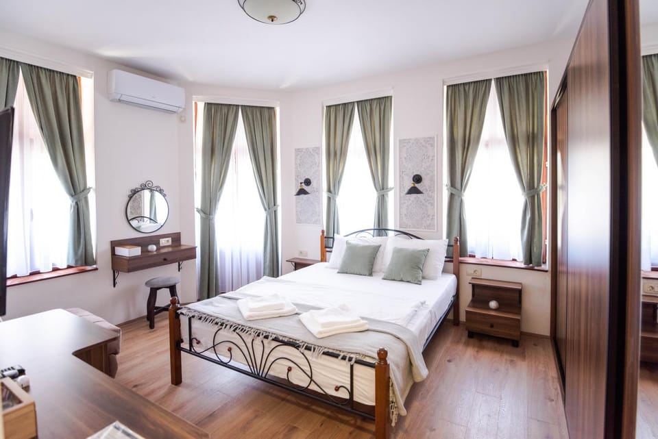 Bed, Photo of the whole room, Bedroom, air conditioner
