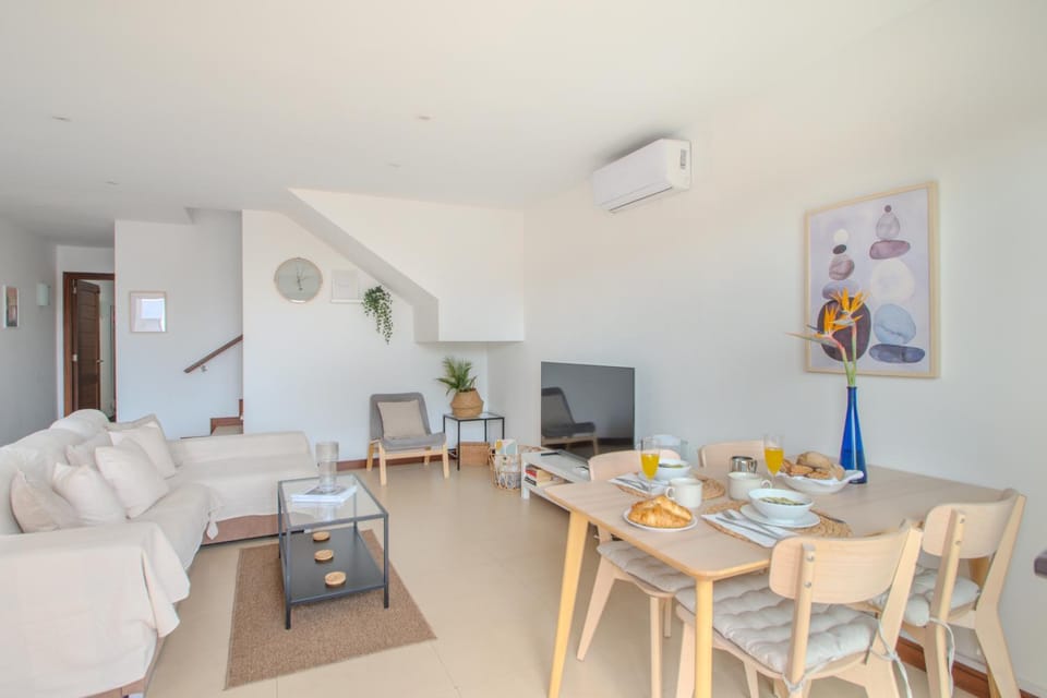 Communal lounge/ TV room, TV and multimedia, Living room, Seating area, Dining area, air conditioner, air conditioner