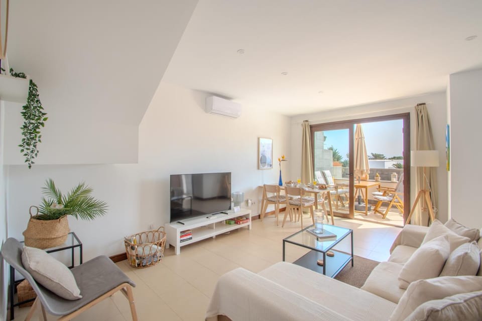 Communal lounge/ TV room, TV and multimedia, Balcony/Terrace, Balcony/Terrace, Living room, Seating area, Evening entertainment, air conditioner, air conditioner