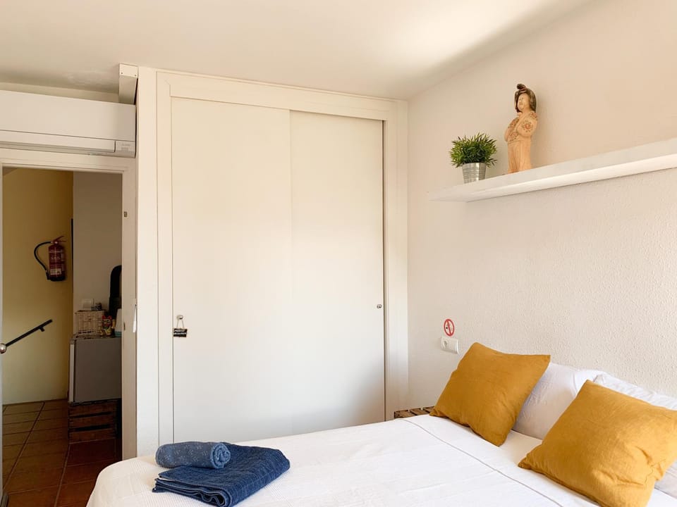 Bed, Photo of the whole room, towels, wardrobe